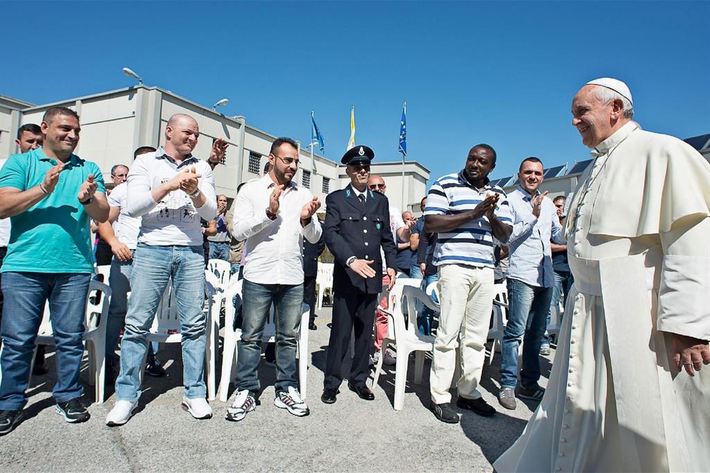 Papa Francesco nel 2014 in visita al carcere di Castrovillari, in Calabria (Foto Ansa)