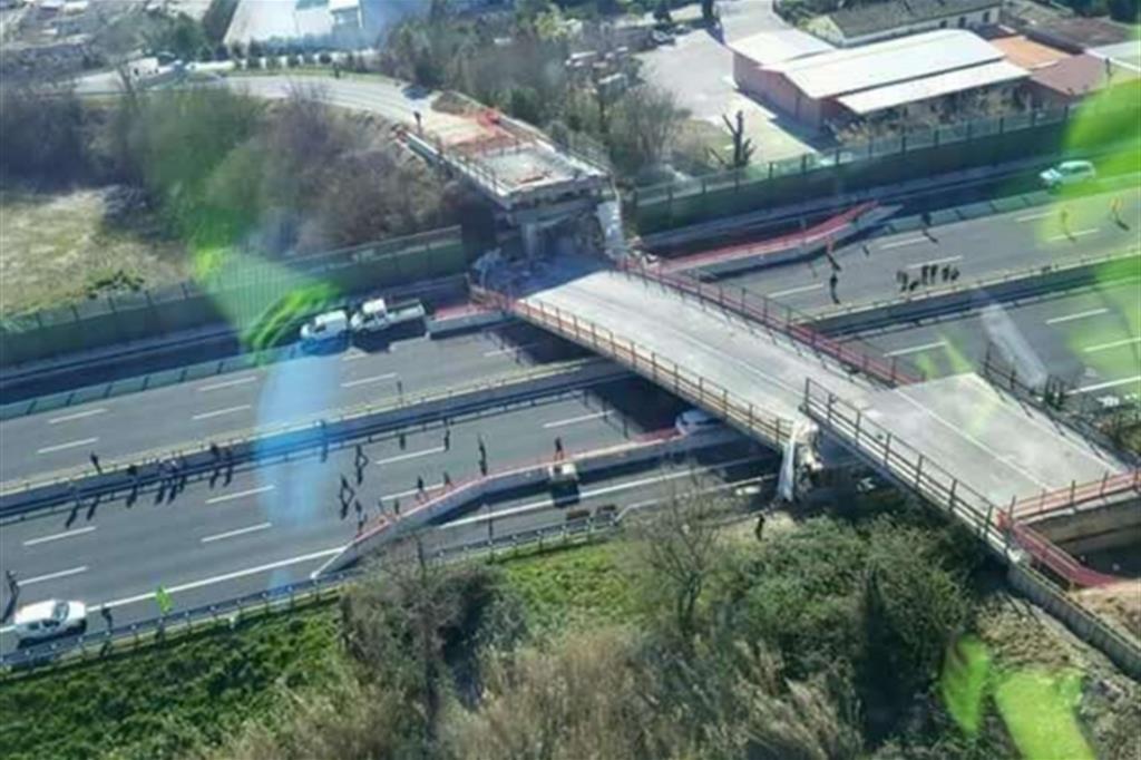 Una visuale dall'alto del ponte crollato (Polizia di Stato)