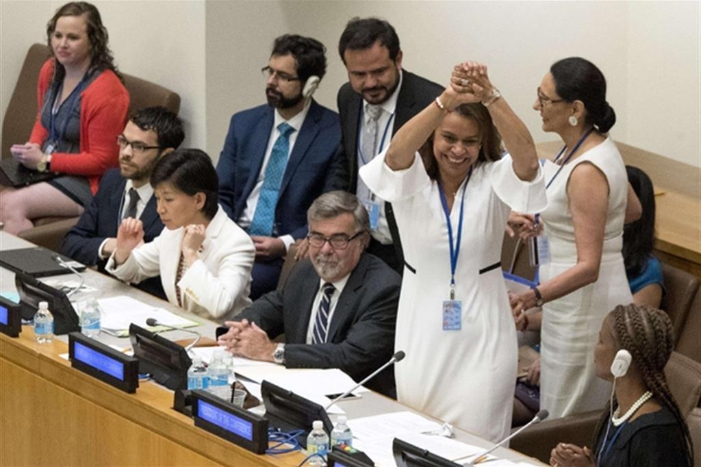 L'esultanza all'Onu dopo la firma del trattato sulla moratoria delle armi nucleari, il 7 luglio scorso (Ansa)