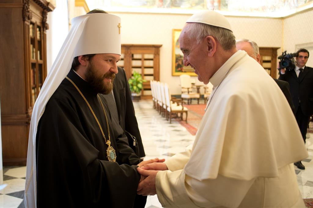 Papa Francesco con il metropolita Hilarion (foto Osservatore Romano)