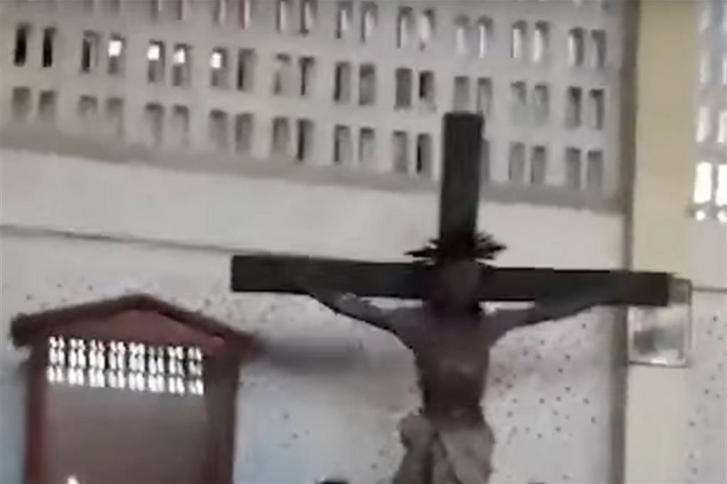 Il crocifisso della cattedrale di St. Mary a Marawi: era stato vandalizzato dai jihadisti del Daesh