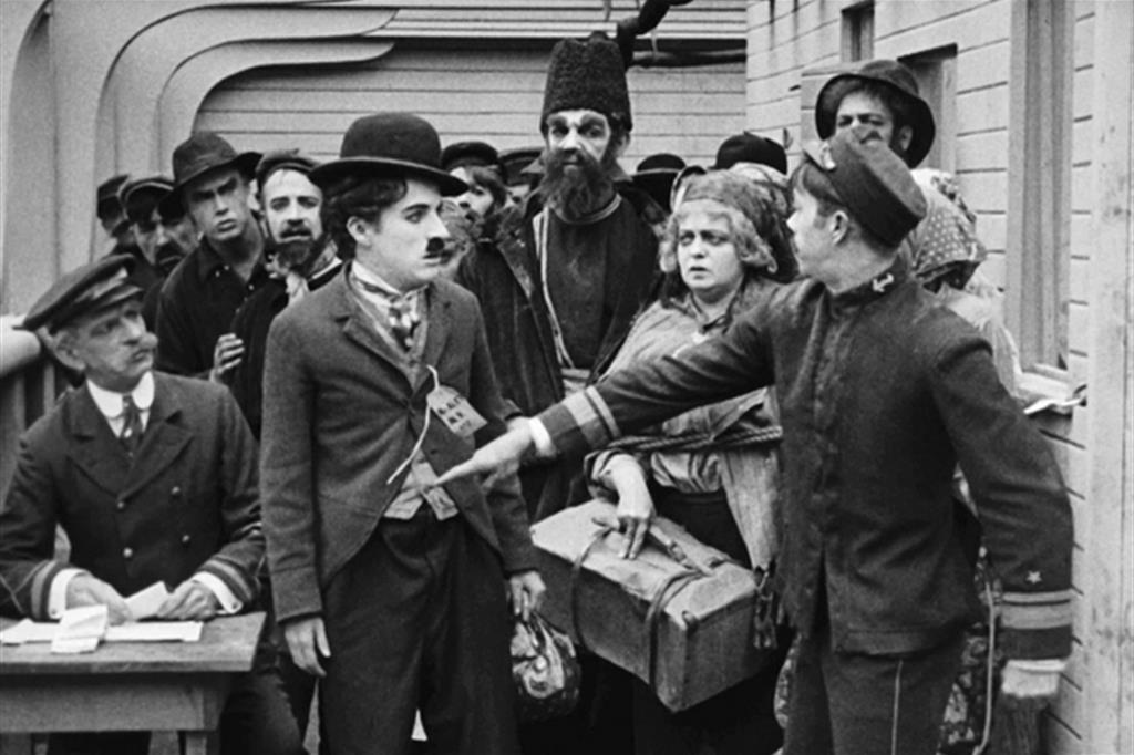 Una scena del film di Charlie Chaplin “The immigrant” uscito un secolo fa, il 17 giugno 1917