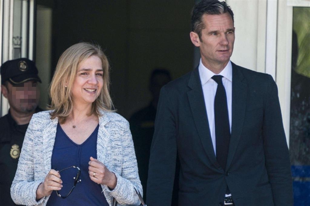 L'infanta Cristina e il marito Inaki Urdangarin l'estate scorsa durante una sessione del processo a Palma di Majorca (Ansa)