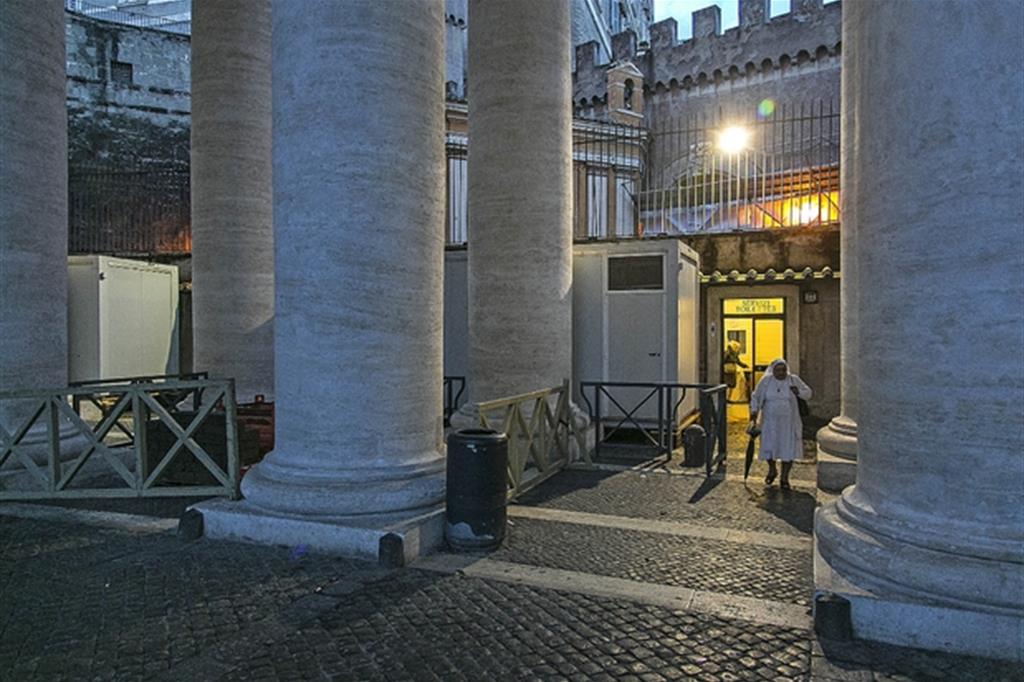 Sotto il colonnato del Bernini la porta è sempre aperta per i senzatetto (Siciliani)