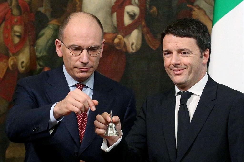 Il passaggio della "campanella" da Letta a  Renzi il 22 febbraio 2014 (Ansa)