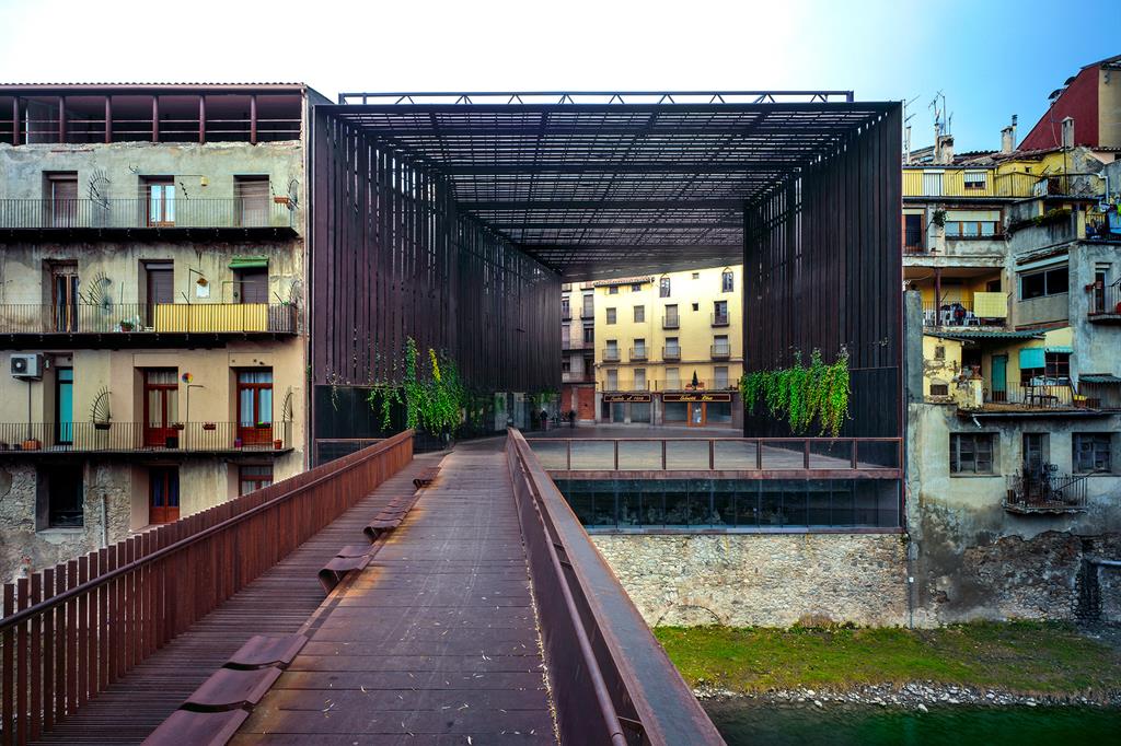 RCR arquitectes, La Lira Theater Public Open Space, 2011. Ripoll (Girona), Spagna (Hisao Suzuki/Pritzker Prize)