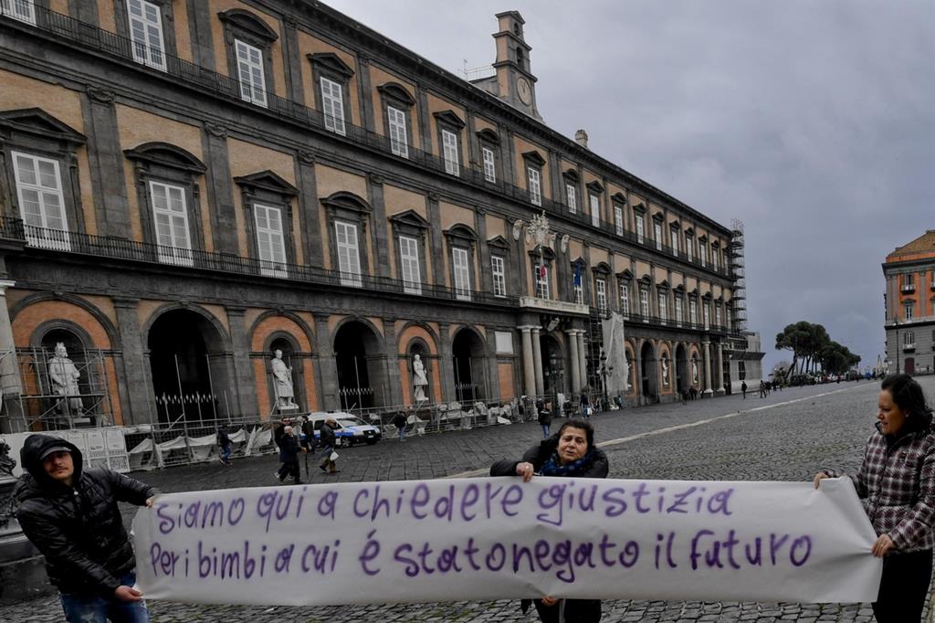 La protesta delle mamme della Terra dei fuochi in piazza del Plebiscito, in occasione della visita del ministro per il Mezzogiorno Claudio De Vincenti, Napoli, 6 febbraio 2017. Ansa