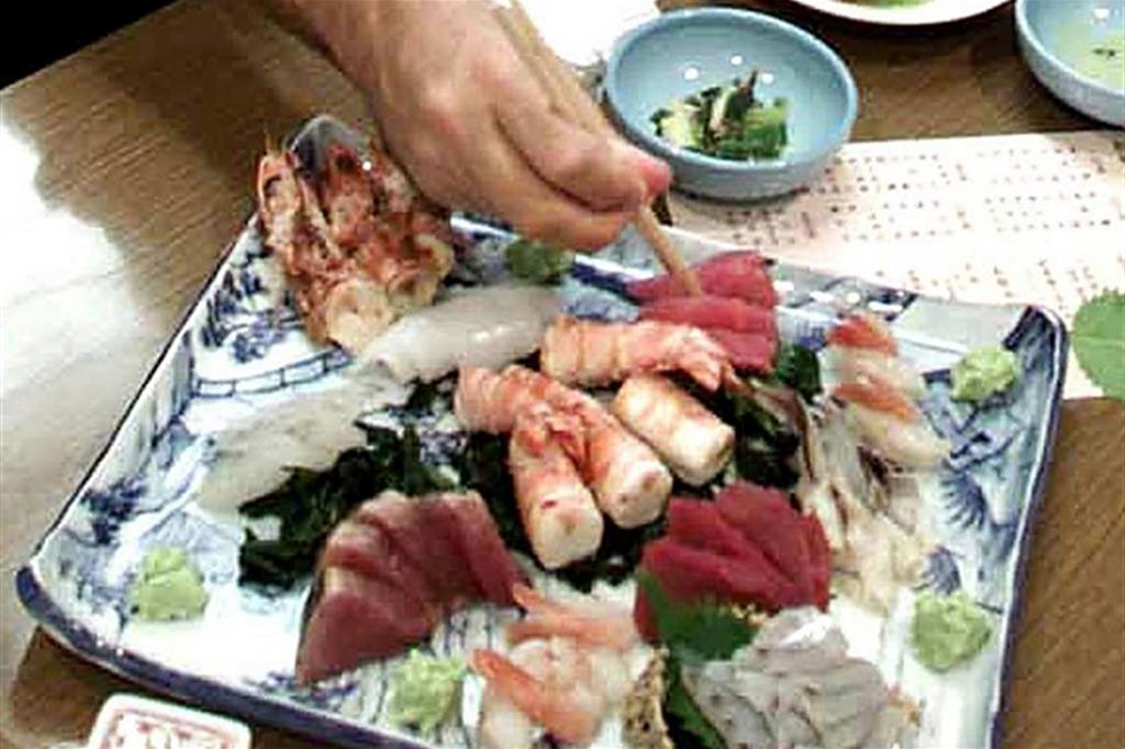 Dieci addetti alla vendita e preparazione del sushi