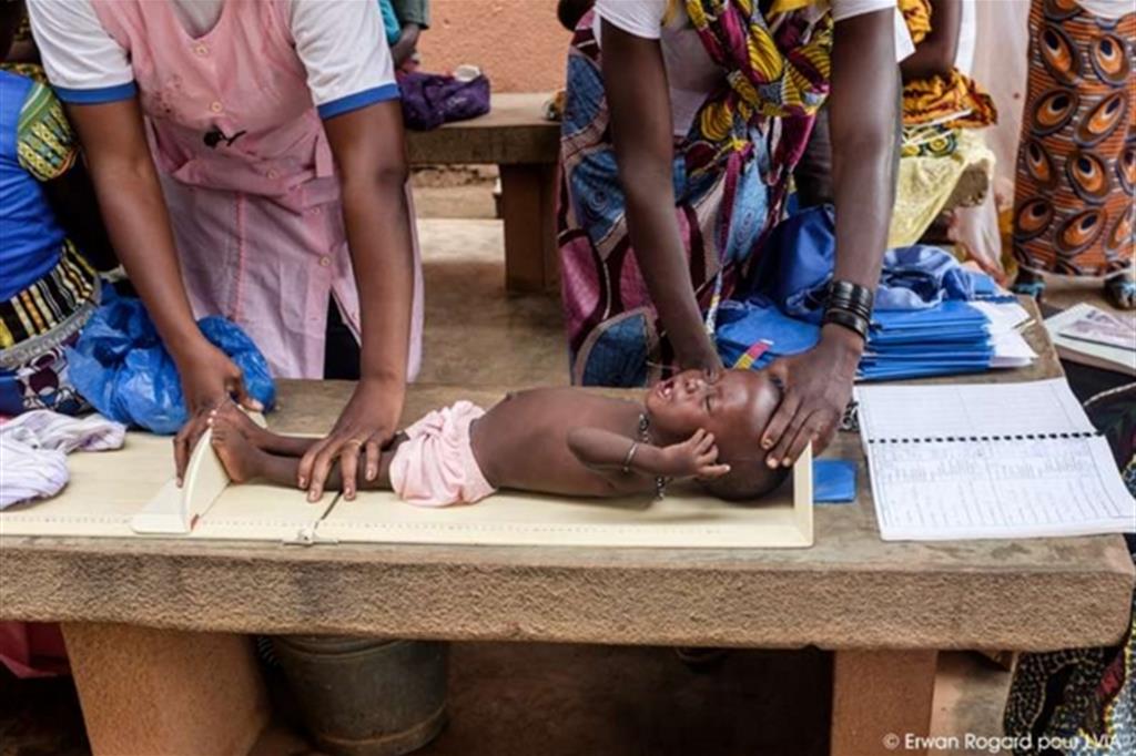 Mangia che diventi grande: così si curano i bimbi malnutriti del Burkina