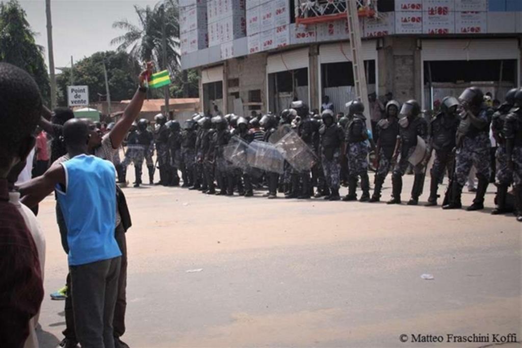 La polizia schiarata per fermare i manifestanti (foto M.F.K.)