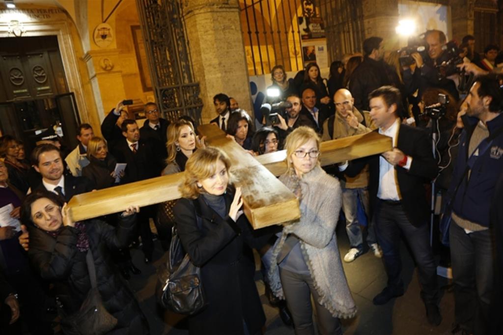 Un momento della Via Crucis per le donne crocifisse dell'anno scorso. L'evento, organizzato dalla Papa Giovanni XXIII