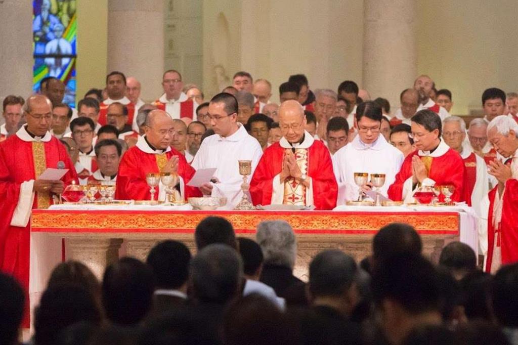L'ex vescovo di Hong Kong, il cardinale Zen, a una messa per l'ordinazione di sacerdoti