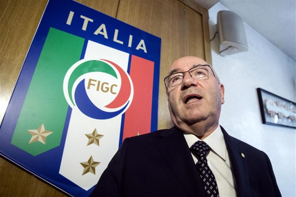 Un passo indietro. Carlo Tavecchio, commissario della Lega di Serie A e presidente della Federcalcio: stop allo sponsor russo (Ansa)