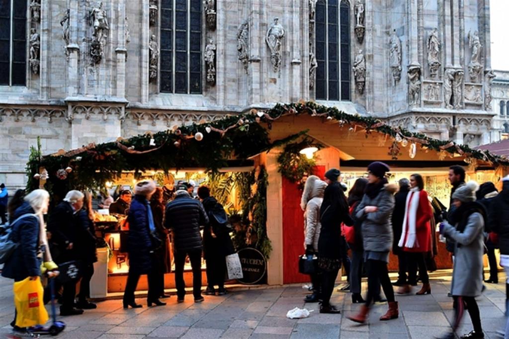Mercatini di Natale in piazza Duomo a Milano (Fotogramma)