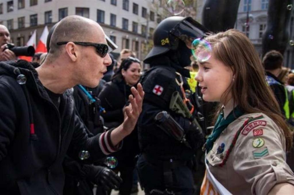  La ragazza scout che affronta il neonazista