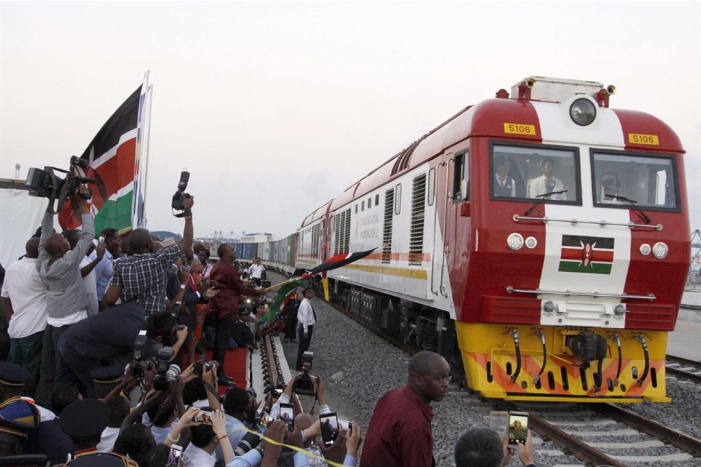 Uno dei treni cargo che faranno la spola dal porto di Mombasa a Nairobi (Ansa/Ap)