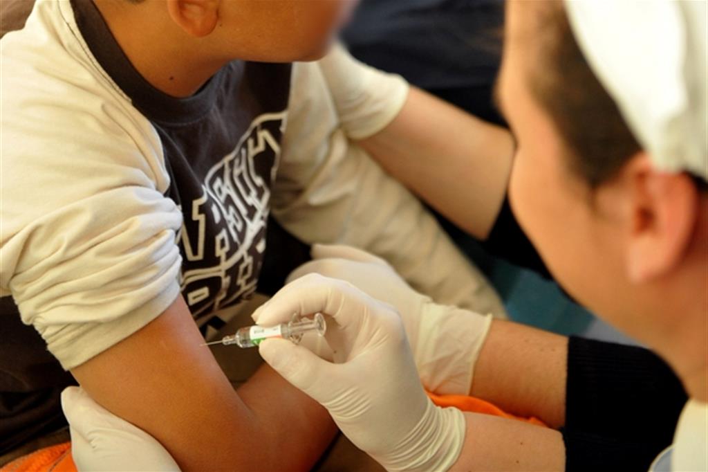 Un bimbo sottoposto a vaccinazione (Ansa)