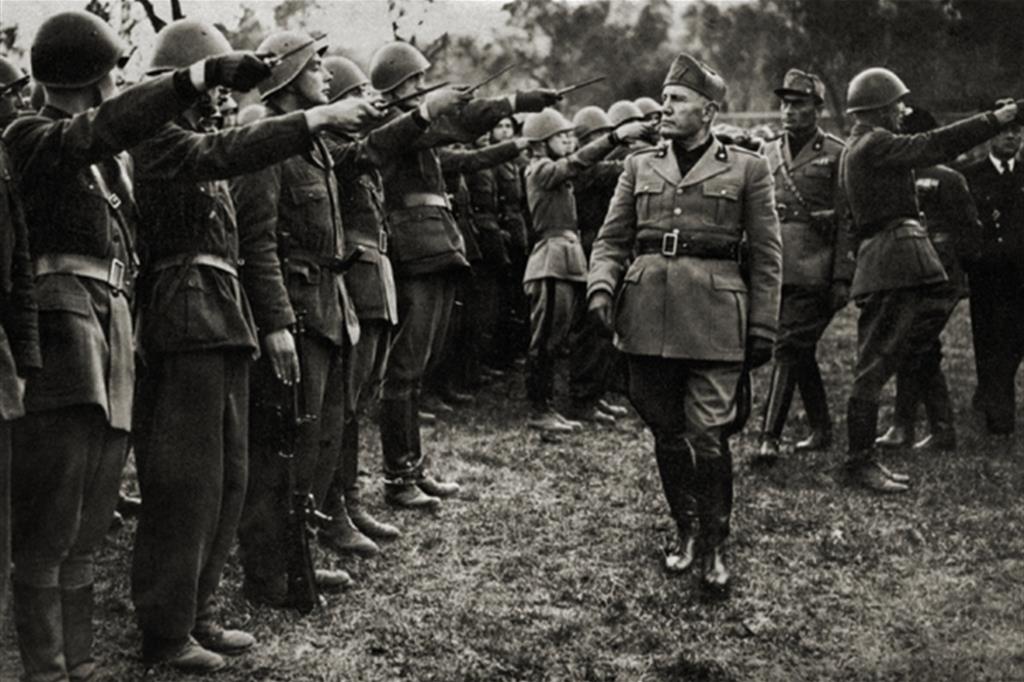 Benito Mussolini passa in rassegna un reparto di legionari della Guardia Nazionale (ottobre 1944)