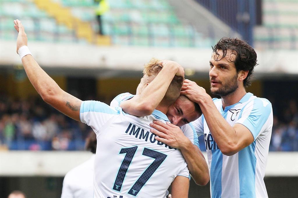 I giocatori della Lazio festeggiano il terzo goal verona domenica 24 settembre
