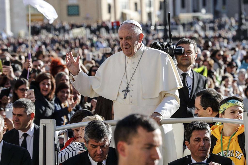 Il Papa tra i fedeli all'udienza generale di stamani in piazza San Pietro (Ansa)