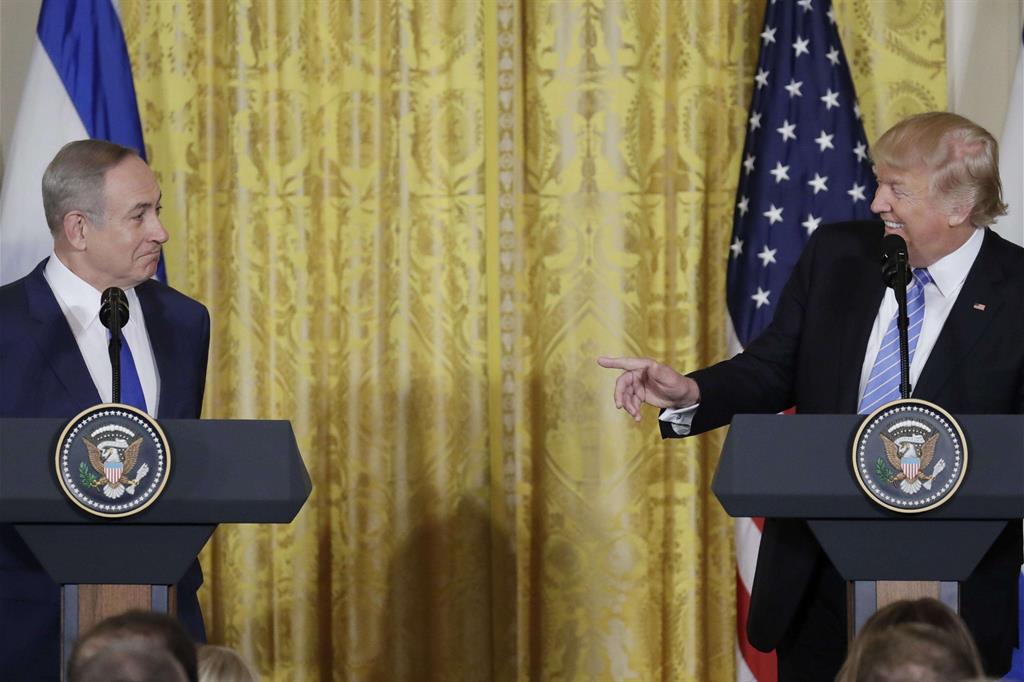 Alla Casa Bianca Il premier Benjamin Netanyahu e il presidente Donald Trump hanno parlato con la stampa prima dell’incontro alla Casa Bianca  (Ansa)