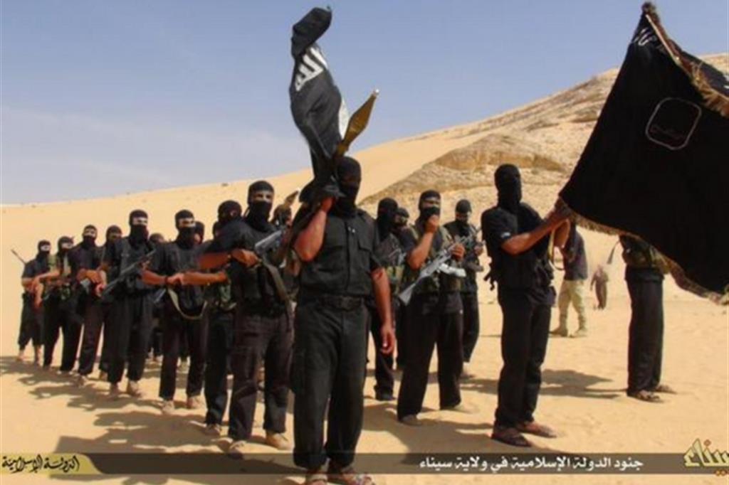 Miliziani jihadisti nella penisola del Sinai (fermo immagine da video)
