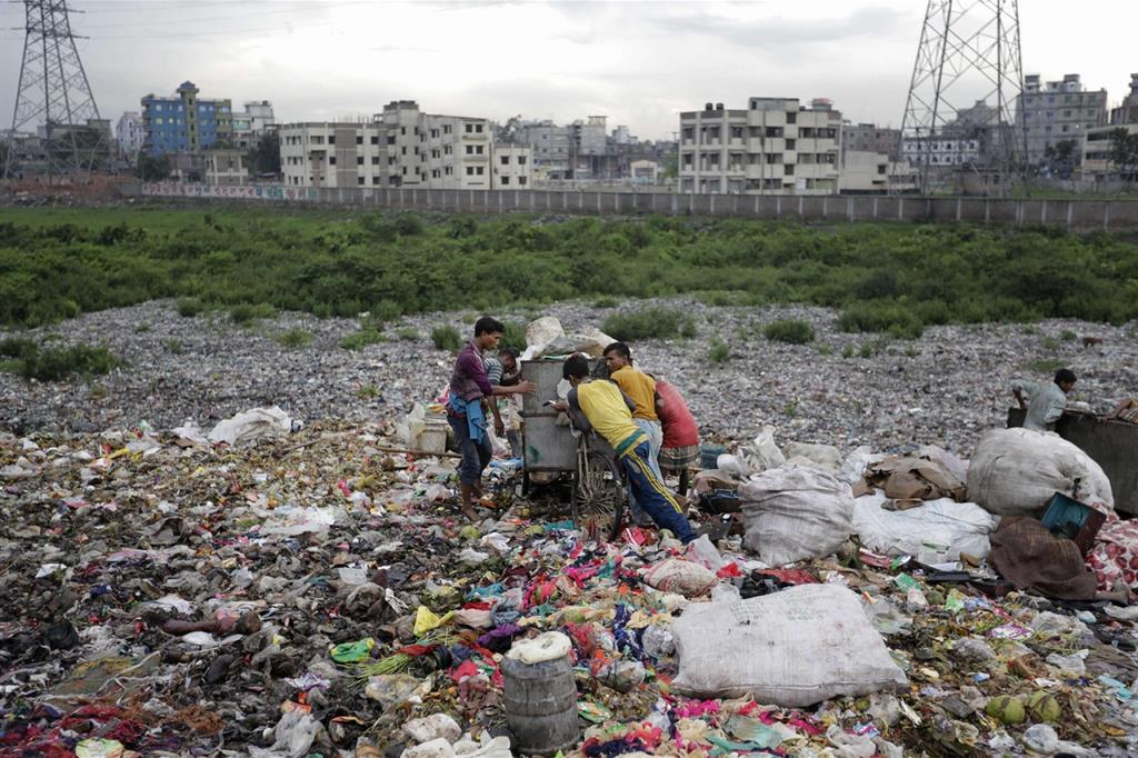 Raccoglitori di rifiuti in Bangladesh, nei pressi della capitale Dacca (Ansa / Ap)