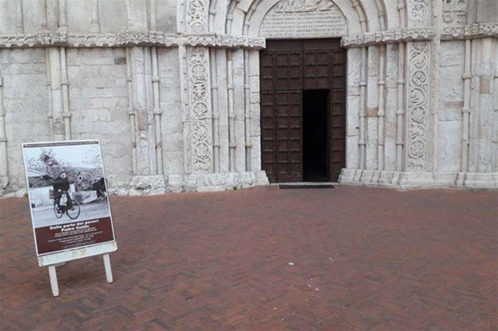 L'ingresso alla mostra, ospitata nella chiesa di Santa Maria della Piazza - 