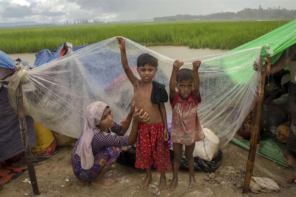 Profughi rohingya fuggiti oltreconfine (Ansa/Ap)