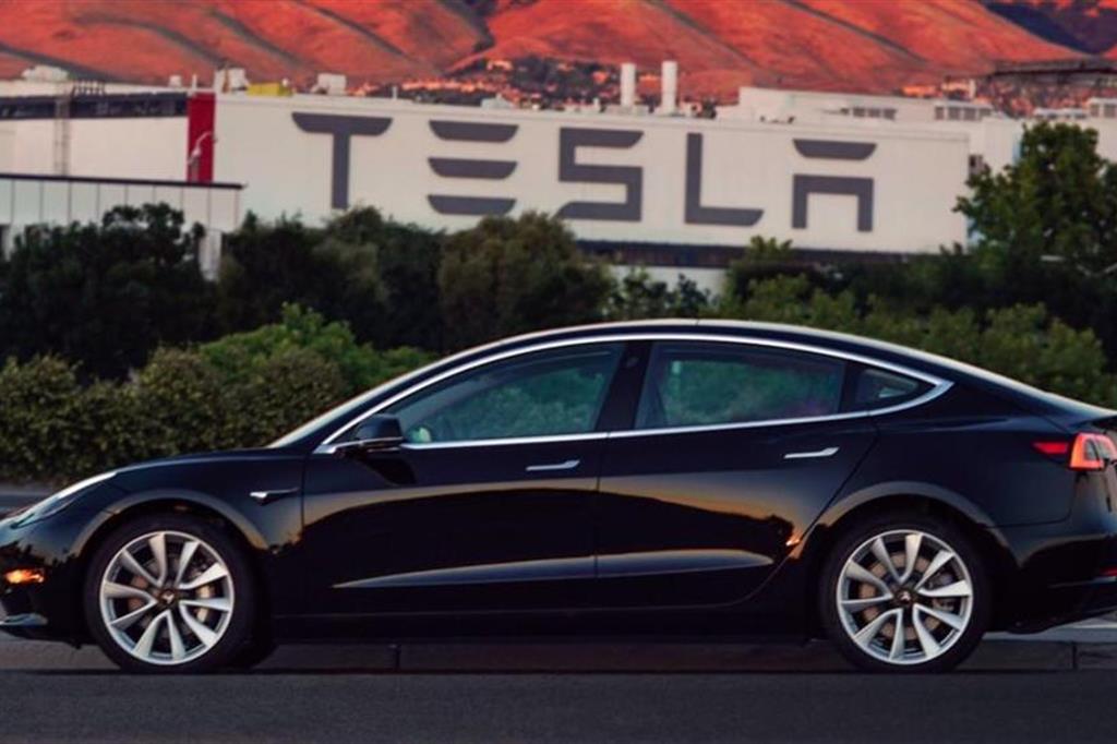 La prima Model 3 uscita dagli stabilimenti Tesla