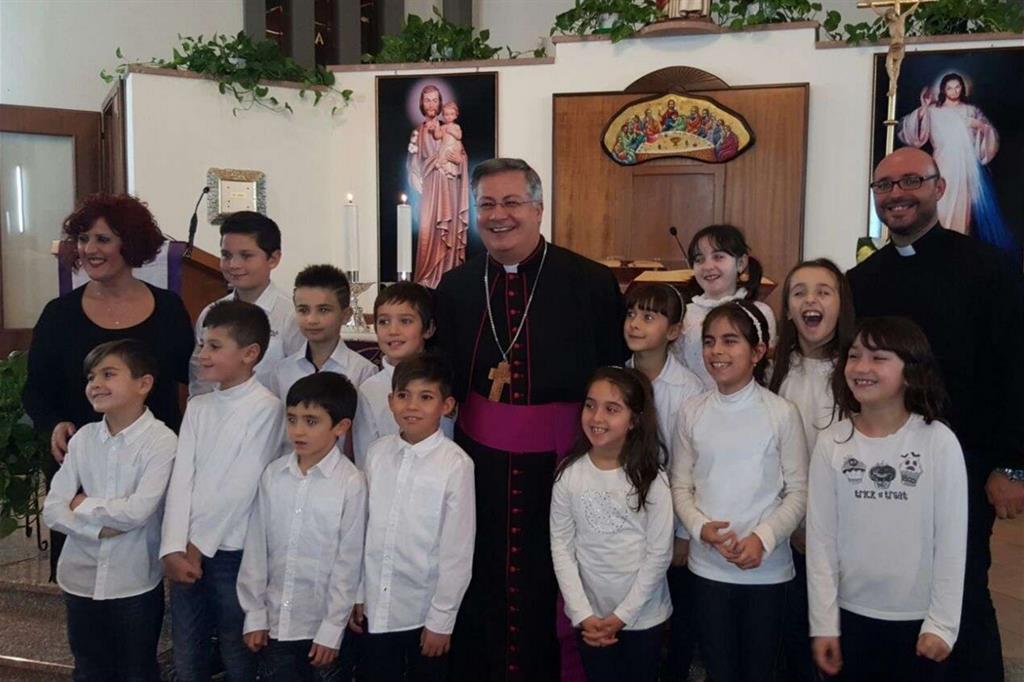 Il vescovo di Ales-Terralba, Roberto Carboni, con alcuni ragazzi
