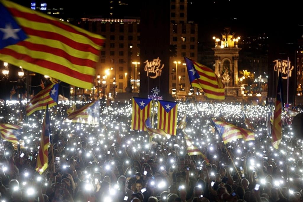 Indipendentisti catalani in piazza durante una manifestazione a Barcellona (Ansa)