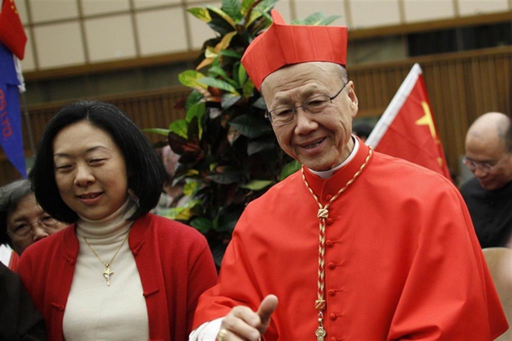 Il cardinale Tong Hon il giorno in cui ha ricevuto la porpora cardinalizia nel 2012 (foto Reuters)