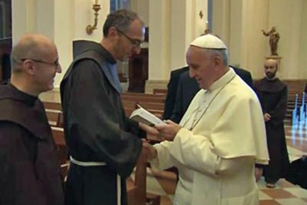 Padre Giulio Michelini e Papa Francesco durante un recente incontro in cui il religioso dona al Pontefice un suo libro