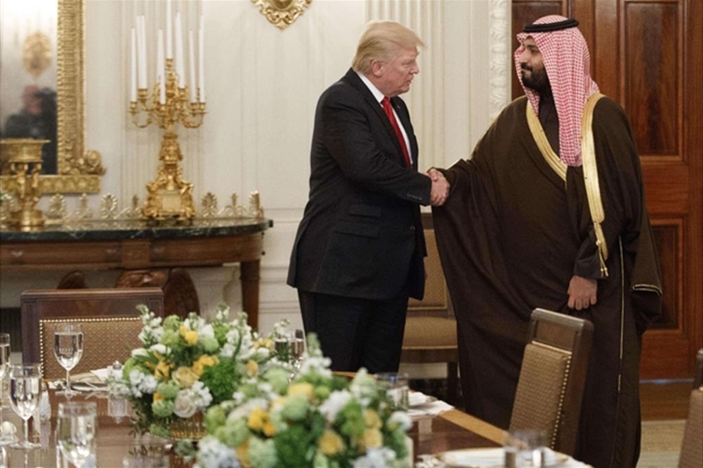 Trump con il principe ereditario Salman (Ansa)