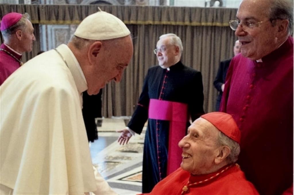 Papa Francesco con il cardinale Roger Etchegaray