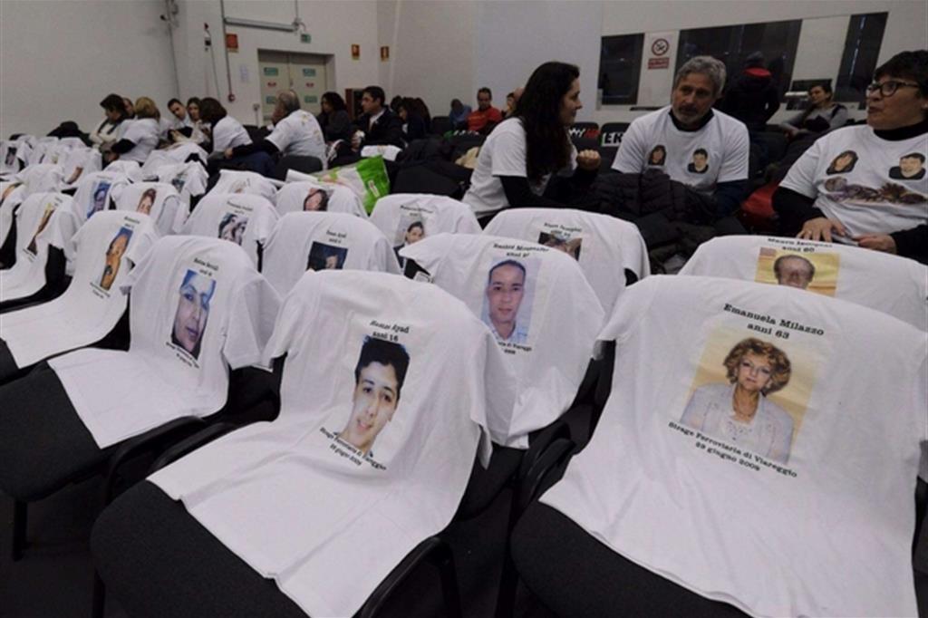 Magliette bianche con i volti delle 32 vittime della strage di Viareggio: così i familiari hanno voluto ricordare i propri cari nel giorno della sentenza (Ansa)