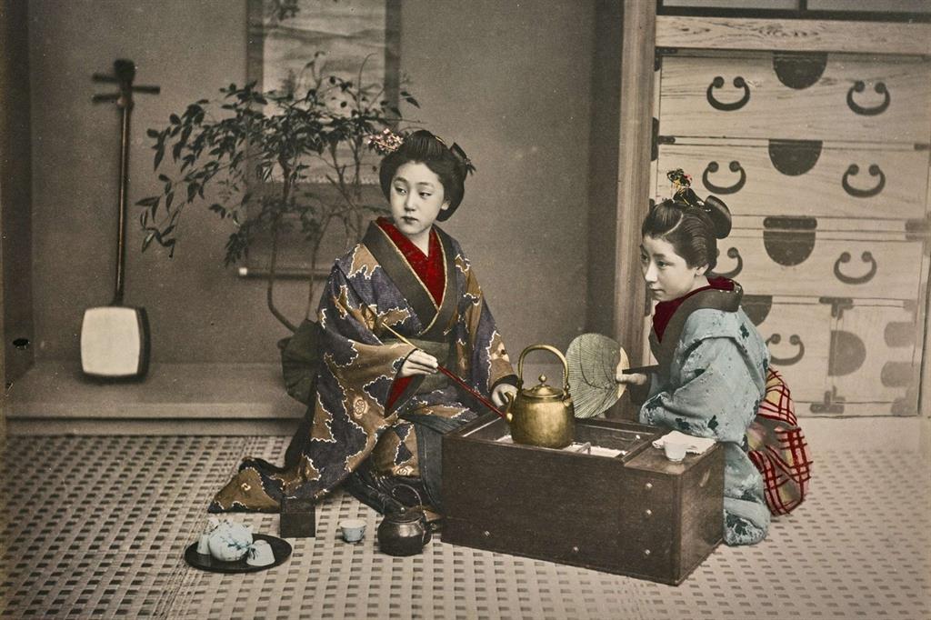 Due donne giapponesi prendono il tè, 1890-1900, stampa all’albumina dipinta a mano (Archivi Alinari)