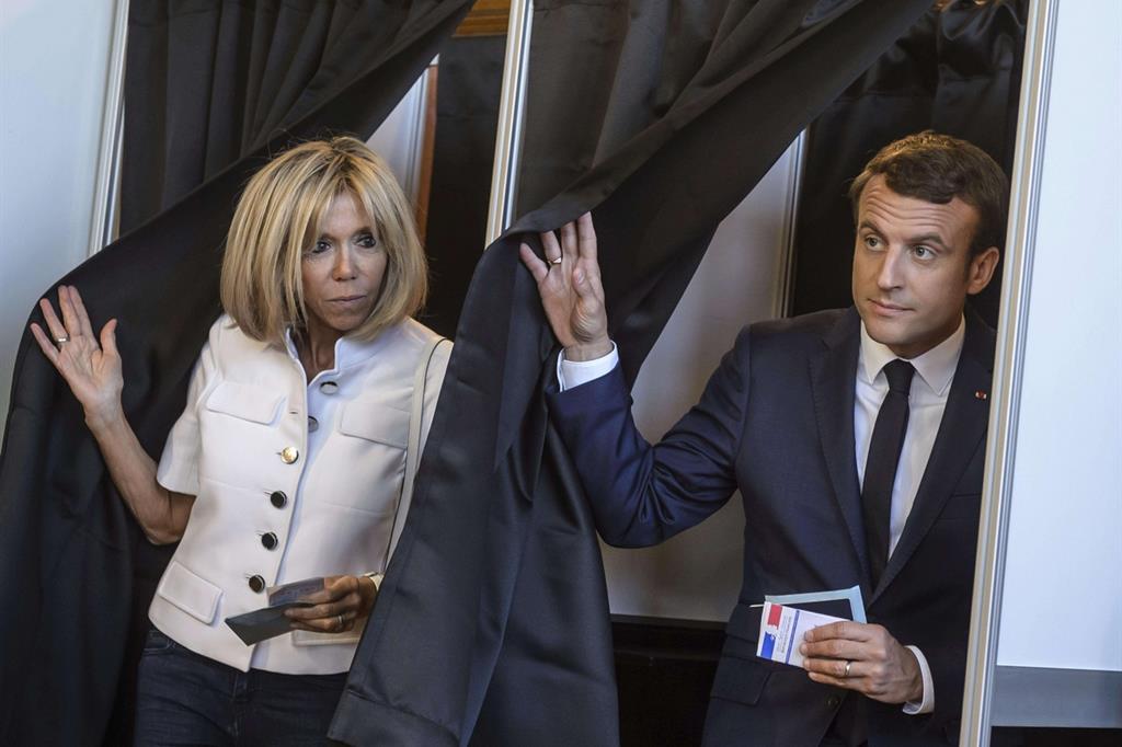 Il presidente francese Emmanuel Macron, ieri al voto con la moglie Brigitte (Ansa)