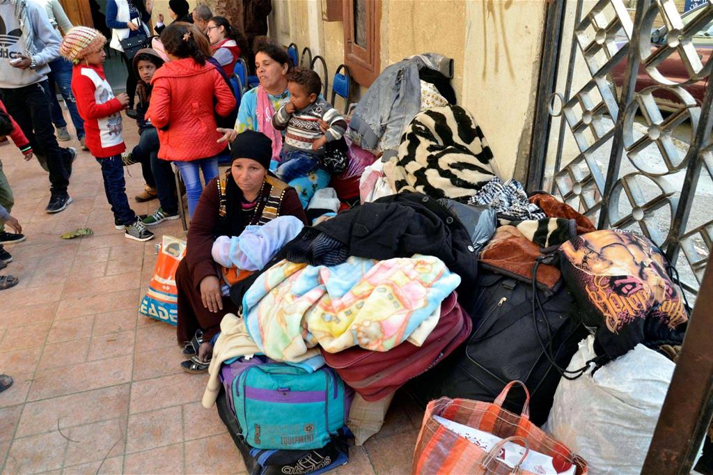 Famiglie cristiane egiziane, che vivevano nel nord della penisola del Sinai. Sono fuggite nella città di Ismailia per paura di attacchi da parte di gruppi terroristici (Ansa)