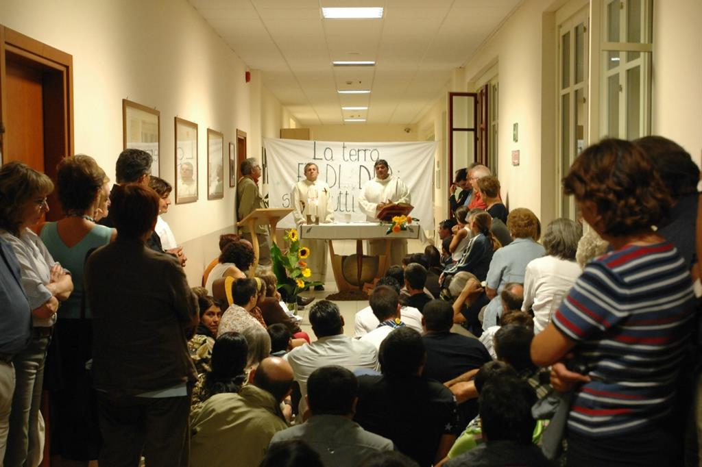 Casa della Carità: Messa di solidarietà con i Rom (Fotogramma)