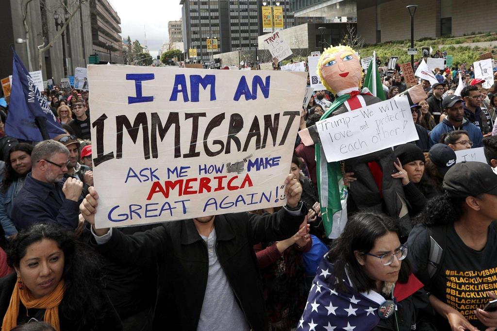 Proteste a Los Angeles contro i provvedimenti anti-immigrati ordinati da Trump (Ansa)