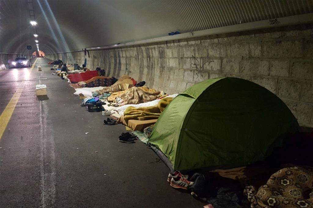La galleria Bombi, fino a qualche anno fa aperta al traffico, oggi è ricovero notturno di rifugiati. Lo stridore tra l’elegante Piazza della Vittoria in cui sbocca e il totale degrado