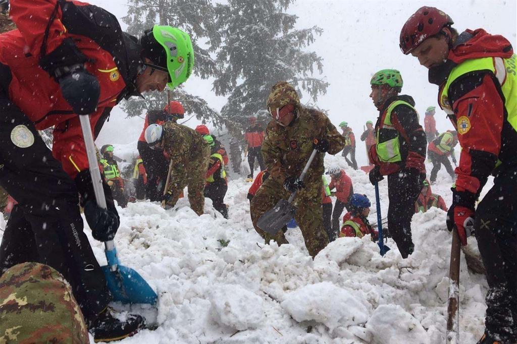 Gli «angeli della neve» in azione per soccorrere vite all'hotel Rigopiano