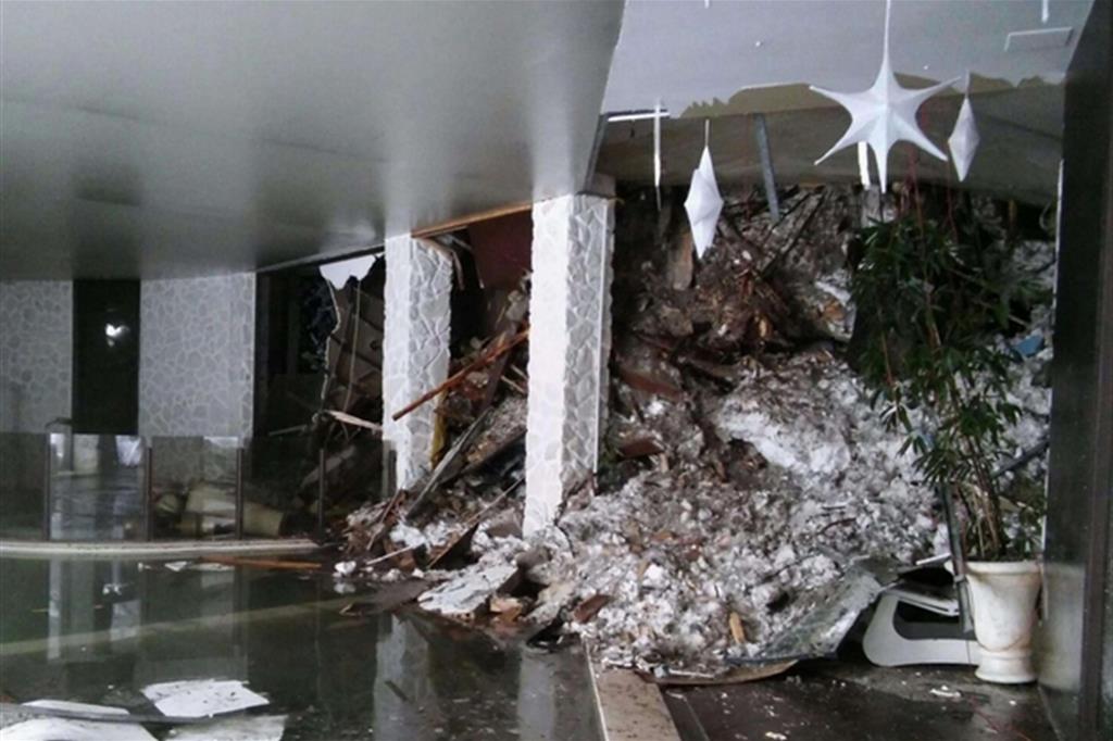 L'interno dell'hotel distrutto dalla valanga