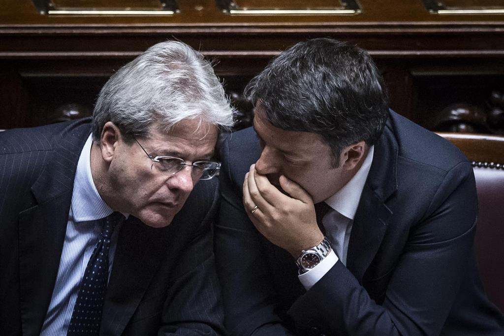 L'allora presidente del Consiglio Matteo Renzi con il ministro degli Esteri Paolo Gentiloni nel 2015 (ANSA/ANGELO CARCONI)