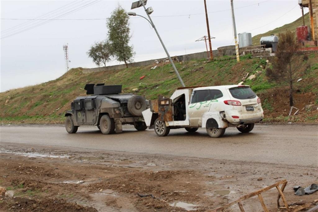 Un blindato all'ingresso di Qaraqosh traina un'autobomba del Daesh esplosa a Mosul - 