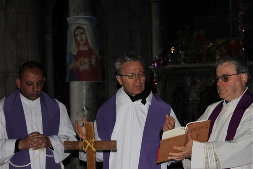 Monsignor Francesco Cavina, vescovo di Carpi, celebra l'Eucaristia nella cattedrale dell'Immacolara concezione a Qaraqosh - 