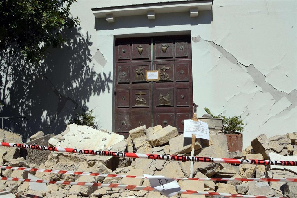 La chiesa dell'Addolorata inagibile dopo il terremoto (Ansa)