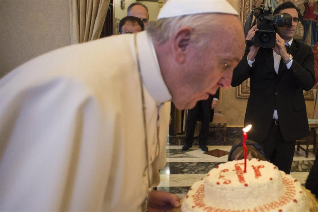 Il Papa spegne le candeline nel giorno del suo 79esimo compleanno, nel 2015 (Foto Osservatore Romano)